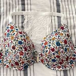 Cacique Lightly lined t-shirt bra. Size 38DDD. With front closure